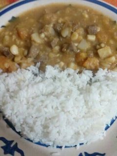 Una foto de Locro, casi charquicán si no fuera por el choclo