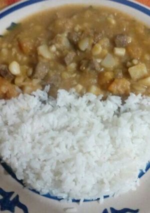 Una foto de Locro, casi charquicán si no fuera por el choclo