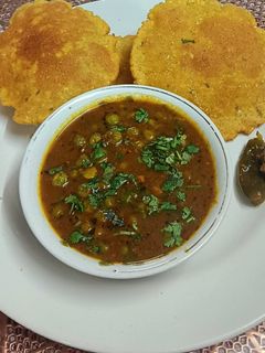 मटर मसाला करी विद मक्का पूरी रेसिपी मुख्य फोटो