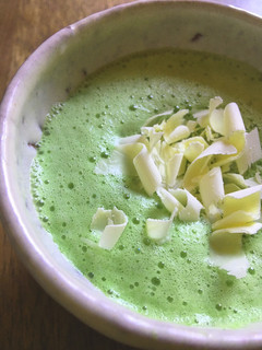 Una foto de Matcha Latte con chocolate blanco