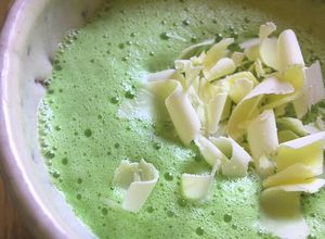 Una foto de Matcha Latte con chocolate blanco