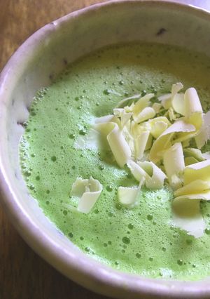 Una foto de Matcha Latte con chocolate blanco