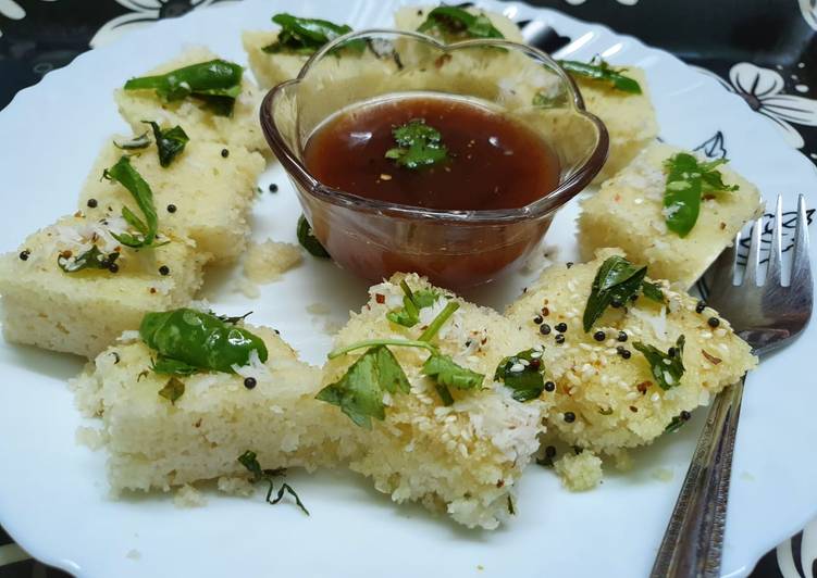 Rava or Semolina Dhokla in Microwave