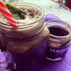 Una foto de Zumo de berries, maqui y menta