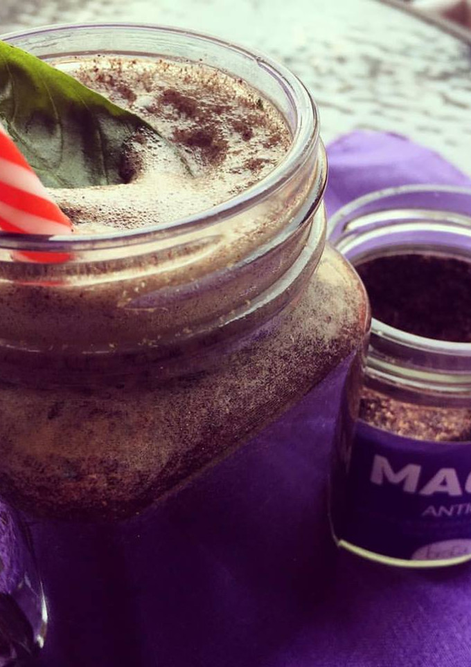 Una foto de Zumo de berries, maqui y menta