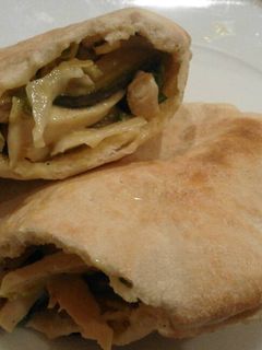 Una foto de Pitas con pollo y pepinillos