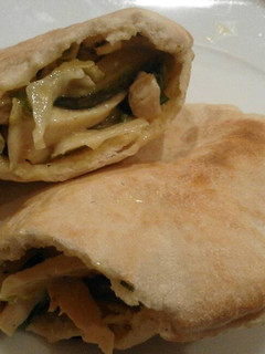 Una foto de Pitas con pollo y pepinillos