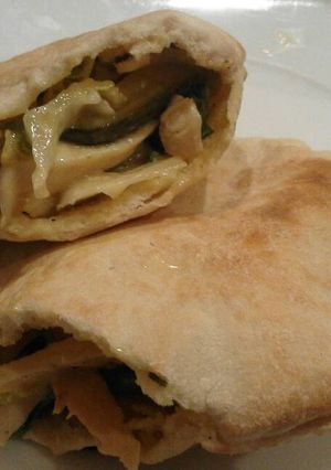 Una foto de Pitas con pollo y pepinillos