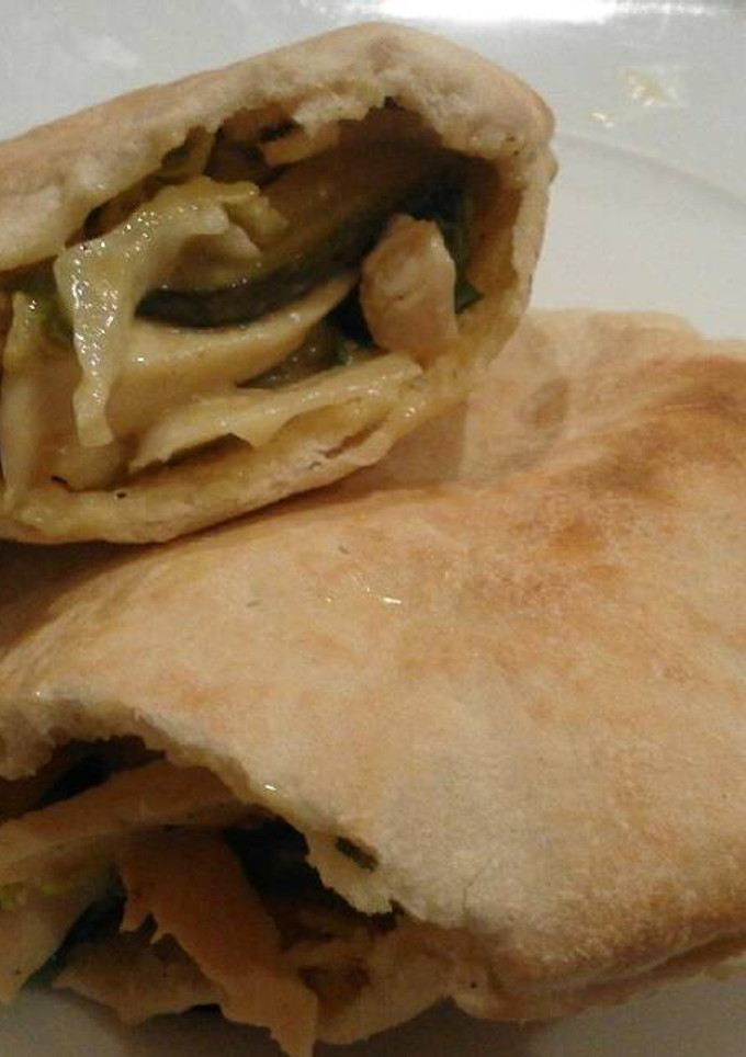 Una foto de Pitas con pollo y pepinillos