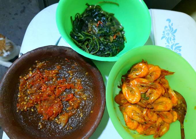 Resep (Udang bumbu kuning, Oseng kangkung, Sambal tomat) yang Menggugah Selera