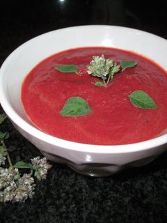 Una foto de Crema fría de remolacha-veggie