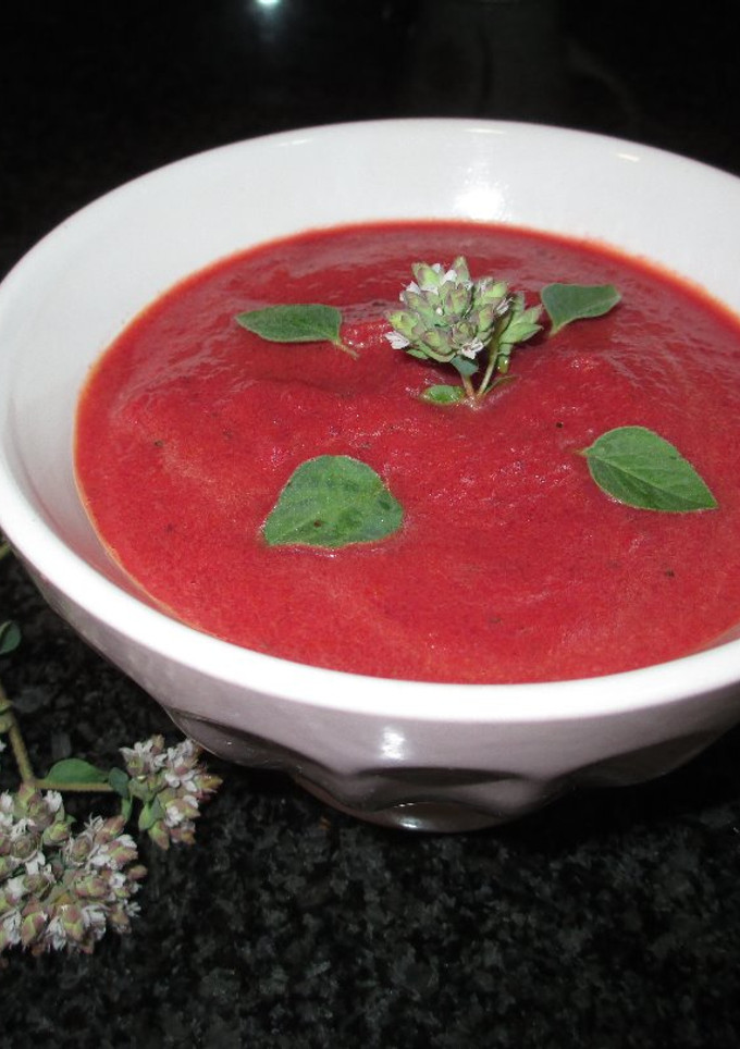 Una foto de Crema fría de remolacha-veggie