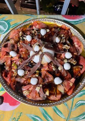 Una foto de Carpacho de tomate 🍅 con burrata…
