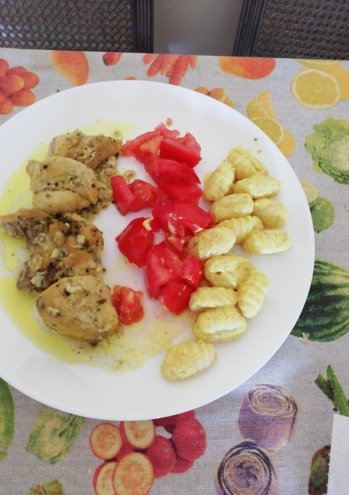 Una foto de Gnocchi y pollo al curry