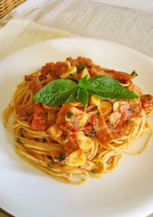 A picture of Basil and Bacon Tomato Pasta Sauce.