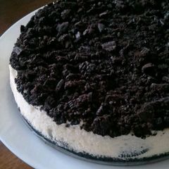 A picture of Starbucks Cookies and Cream Cheesecake.