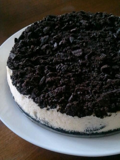 A picture of Starbucks Cookies and Cream Cheesecake.