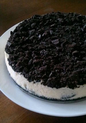 A picture of Starbucks Cookies and Cream Cheesecake.