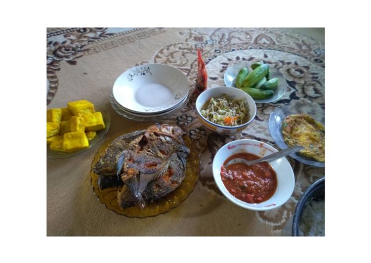 Ikan mas goreng garing & sambal goreng khas Bu Heni