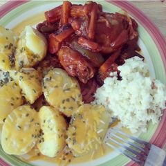 A picture of Pollo Guisado con vegetales.