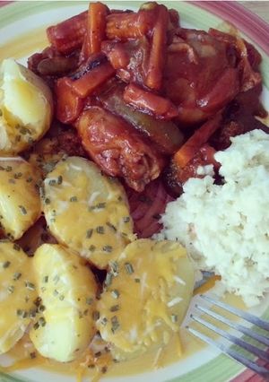 A picture of Pollo Guisado con vegetales.