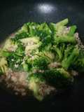 บร็อคโคลี่หมูสับผัดน้ำมันหอย