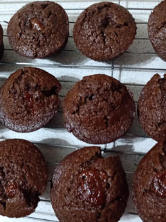 Una foto de Muffins de chocolate, dulce de leche y yogurt