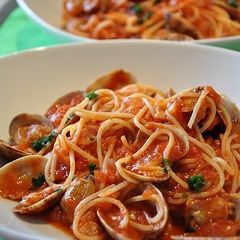A picture of Tomato Pasta with Asari Clams and Bacon.