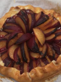 Una foto de Tarta galette de ciruelas