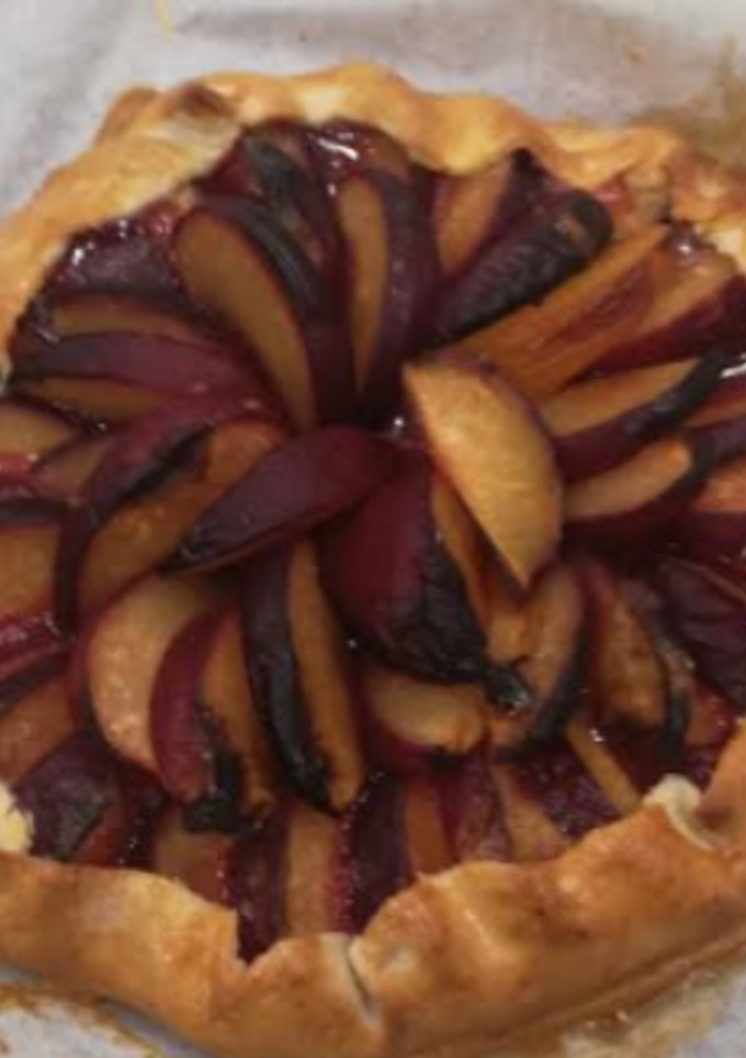 Una foto de Tarta galette de ciruelas
