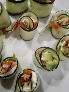 Una foto de Rollitos de pepino aguacate y pimiento