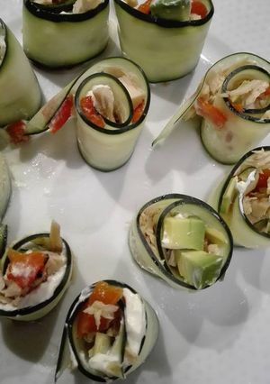 Foto principal de Rollitos de pepino aguacate y pimiento