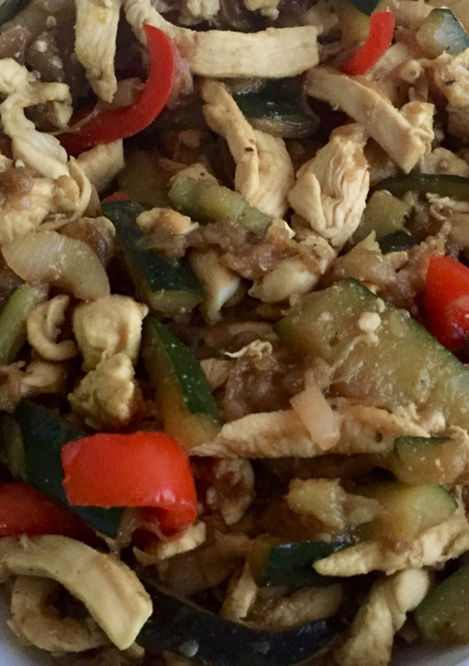 Una foto de Pollo con verduras y salsa de soja