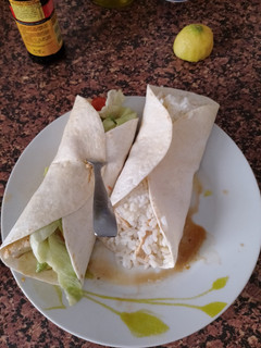 Una foto de Burrito de ensalada pollo y soja