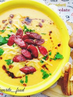 Фото Овощной суп-пюре с охотничьими колбасками и сыром.