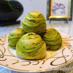 Matcha Sū Shì Yuèbǐng (Chinese Dim Sum) A picture of Matcha Sū Shì Yuèbǐng (Chinese Dim Sum).