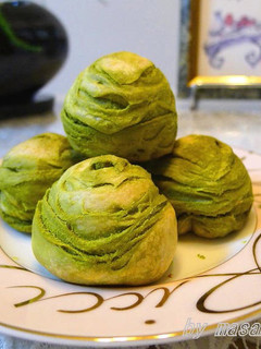A picture of Matcha Sū Shì Yuèbǐng (Chinese Dim Sum).