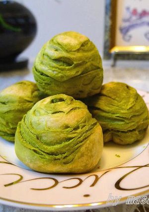 A picture of Matcha Sū Shì Yuèbǐng (Chinese Dim Sum).