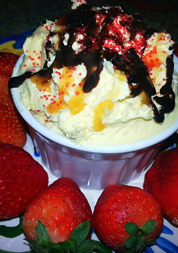 A picture of Ray's Strawberrys & Banana Split Cream.
