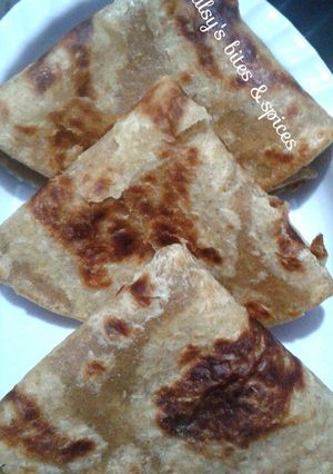 A picture of Brown chapati's.