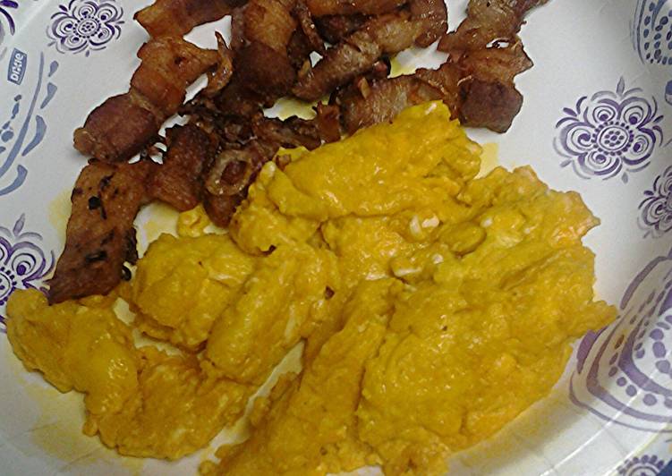 Recipe of Favorite Turmeric eggs with shallots and pork belly