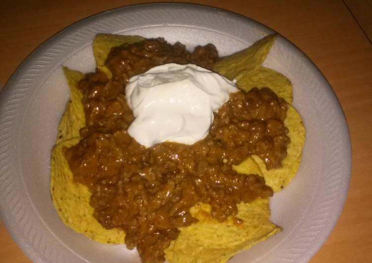 Easiest Way to Make Appetizing Beef chilli beans nachos w sour cream bomb AF!