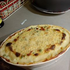 A picture of Mac n cheese.