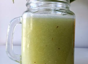 Una foto de Licuado de apio, pepino y limón