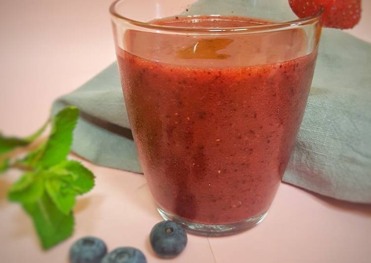 Smoothie de fresas, arándanos, naranja y hierbabuena