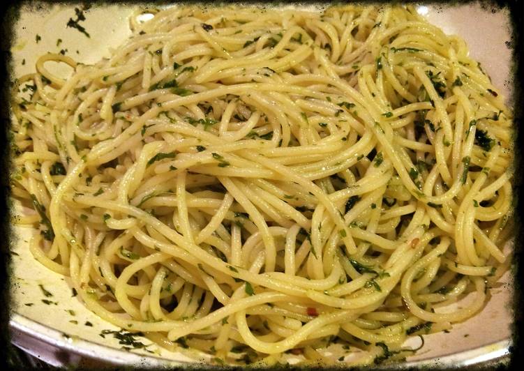Recipe of Ultimate AMIEs SPAGHETTI with OIL &amp; PARSLEY
