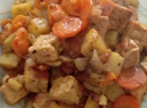 Una foto de Guiso vegano de tempeh