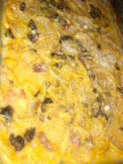 A picture of Cheesy ham & and veggie potato casserole.
