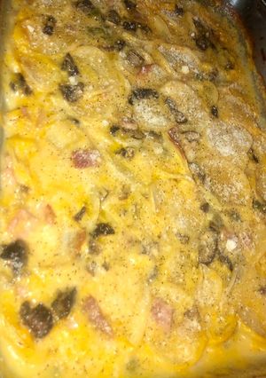 A picture of Cheesy ham & and veggie potato casserole.