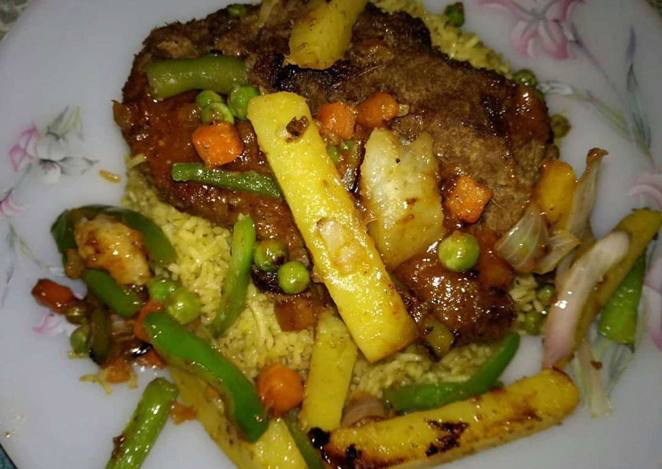 Beef Steak served with grilled veggies,sauce & Vegetables riceš„